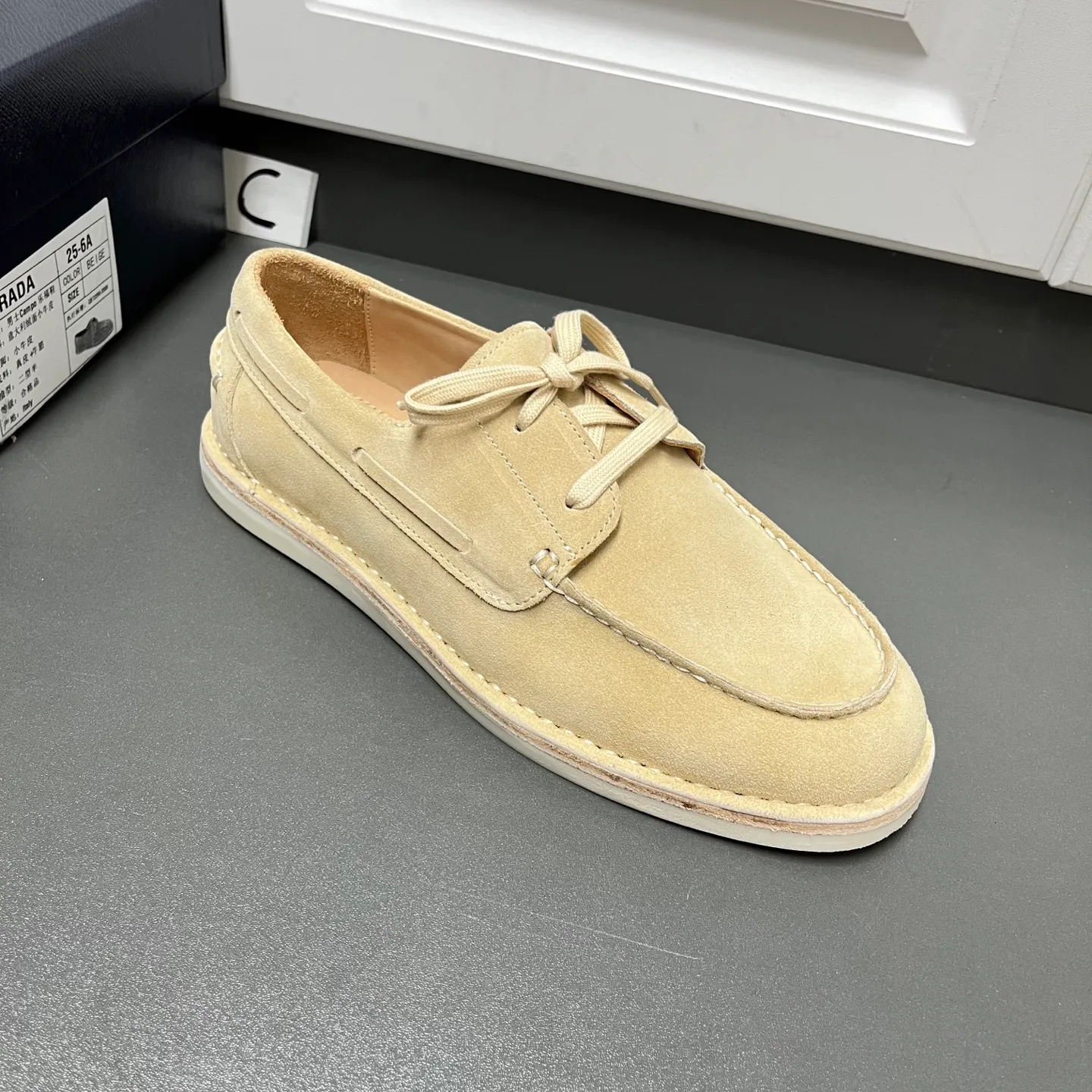 💰840 Prada men's new lace-up leather loafers. Made of flocked two-layer cow leather, these shoes combine classic design with handmade details, blending sophistication with casual comfort. Designed in a lace-up style, with open-stitched seams on the skirt, 1.5cm white rubber soles with leather welts, dyed calfskin lining, and silver-labeled cowhide feet, the style is simple and elegant. C leather shoe size: 39/40/41/42/43/44 khaki original box packaging + dust bag